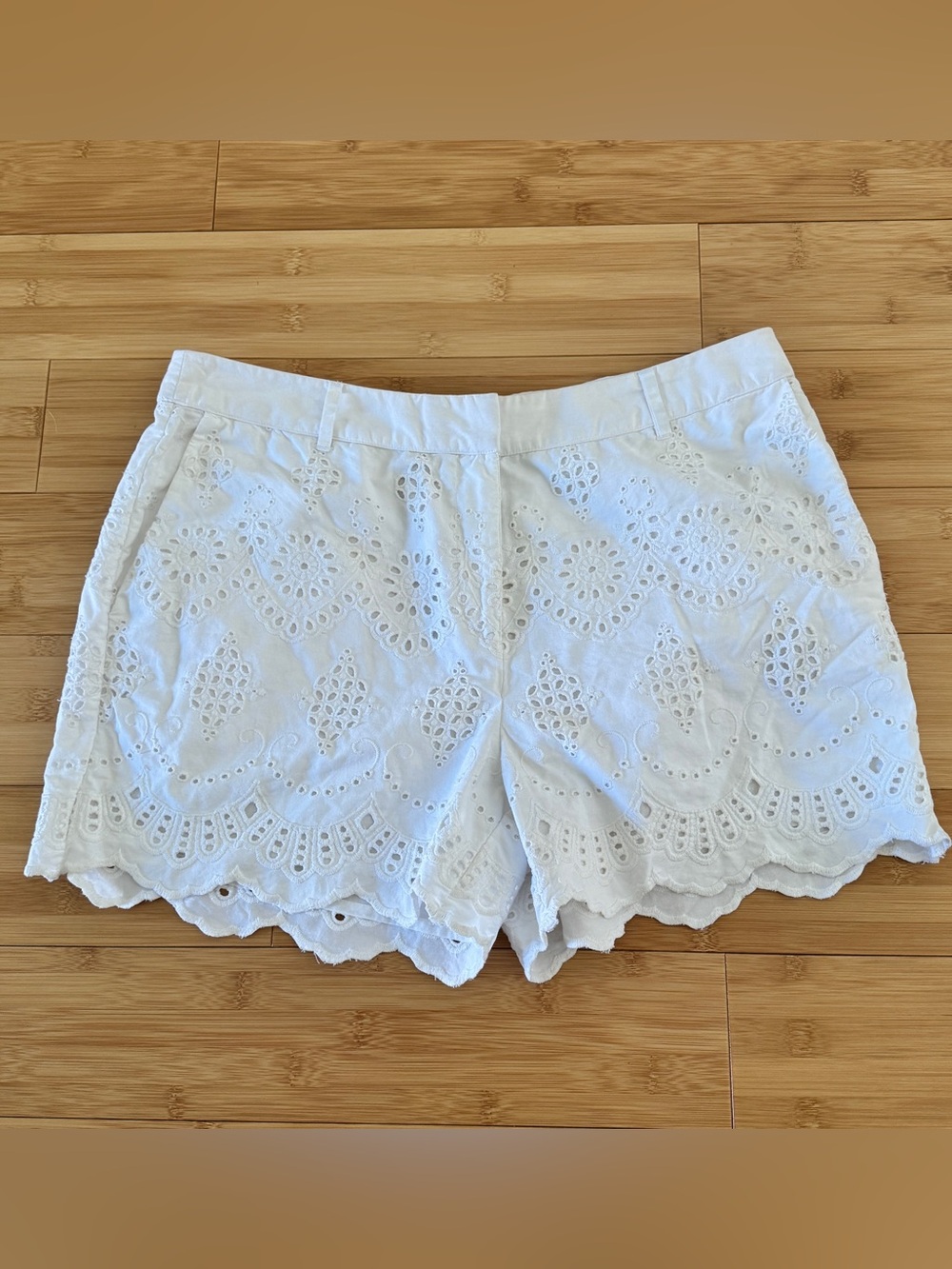 Boden White Eyelet Scalloped cotton Shorts size 8